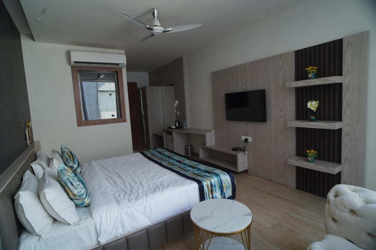 Familia Hotel And Banquets لاكناو المظهر الخارجي الصورة