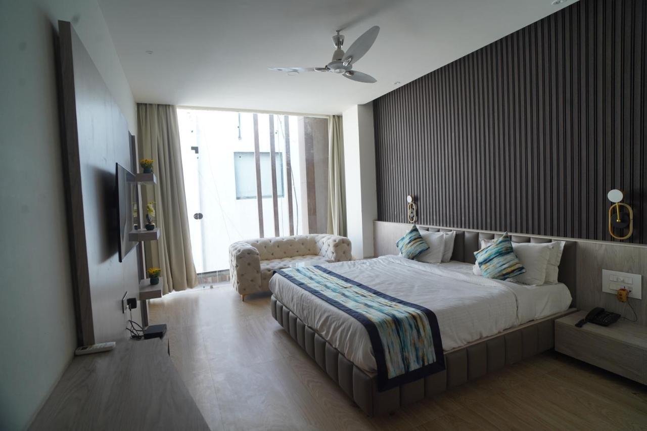 Familia Hotel And Banquets لاكناو المظهر الخارجي الصورة